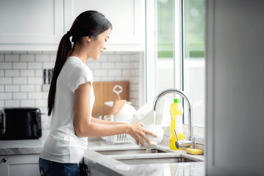 Lên lịch vệ sinh nhà bếp mỗi tháng để  nhà bếp luôn sạch sẽ, sáng bóng