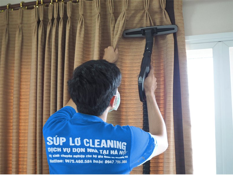 Nhân viên Súp Lơ Cleaning giặt rèm cửa công nghiệp tại nhà khách