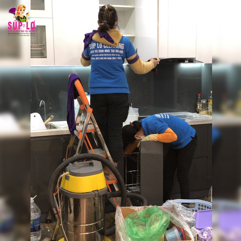 Nhân viên Súp Lơ Cleaning đang vệ sinh nhà quận Hai Bà Trưng