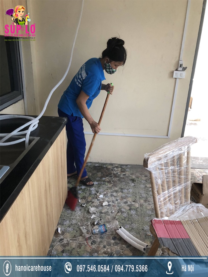 Nhân viên Súp Lơ Cleaning đang vệ sinh nhà sau xây dựng