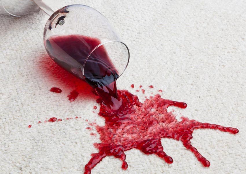 Loại bỏ vết rượu vang đổ khỏi thảm trải nhà