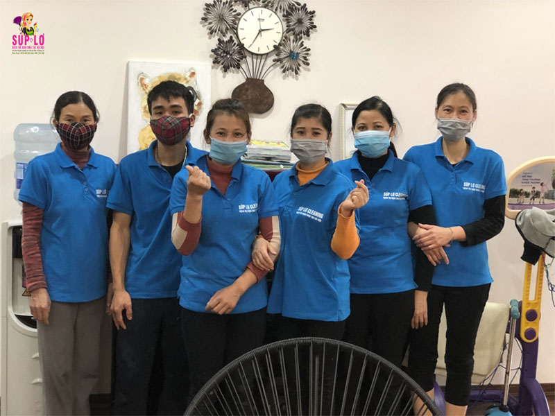 Đội ngũ nhân viên Súp Lơ Cleaning vệ sinh nhà tại Cát Linh