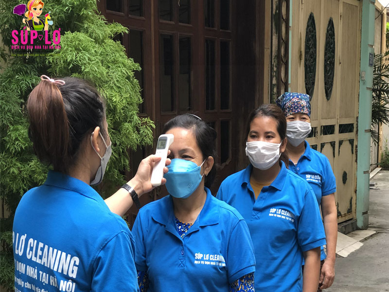 Nhân viên Súp Lơ Cleaning kiểm tra thân nhiệt khi vệ sinh nhà tại Yên Hòa