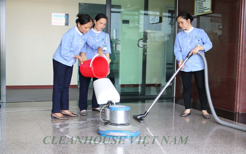 Nhân viên Clean House vệ sinh nhà Hoàng Mai