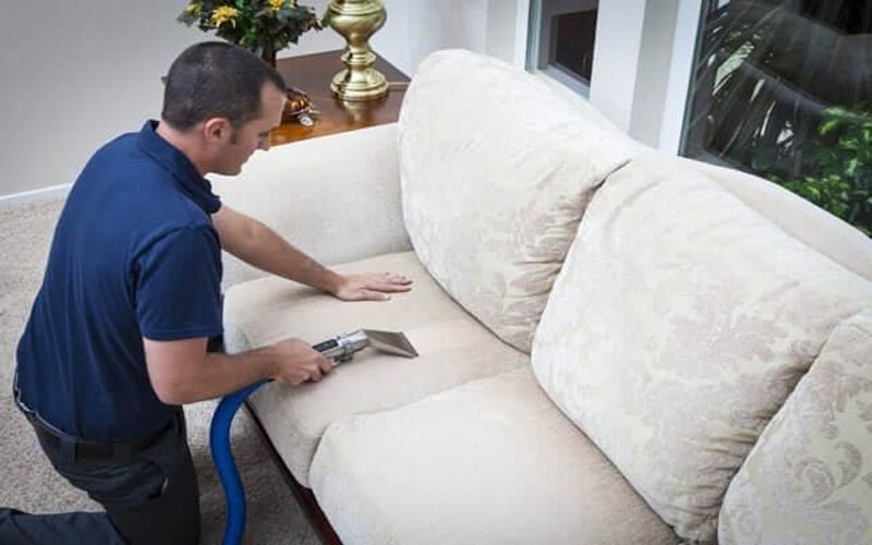Nhân viên Star Clean vệ sinh ghế sofa tại Nam Từ Liêm