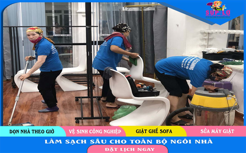 Nhân viên Súp Lơ Clening đang vệ sinh nhà quận Hoàn Kiếm