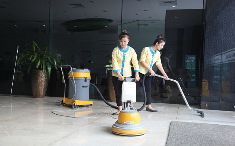 Dịch vụ vệ sinh công nghiệp Home Care đang vệ sinh tòa nhà
