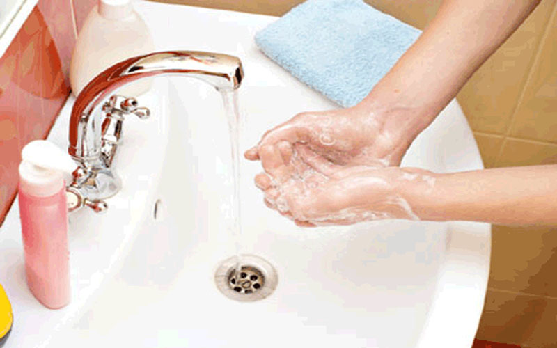 Làm sạch bồn rửa mặt bằng nước ấm và xà phòng