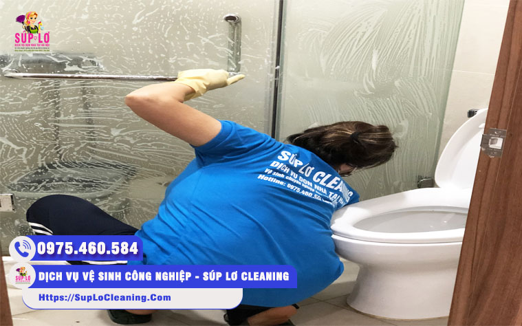 Nhân viên Súp Lơ Cleaning đang làm sạch nhà vệ sinh tại nhà khách hàng