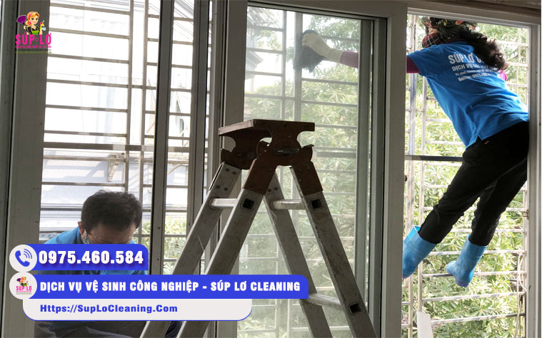 Nhân viên Súp Lơ Cleaning đang lau chùi cửa kính phòng khách