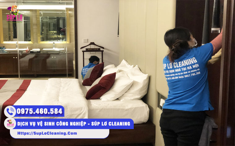 Nhân viên Súp Lơ Cleaning đang dọn dẹp phòng ngủ khách hàng