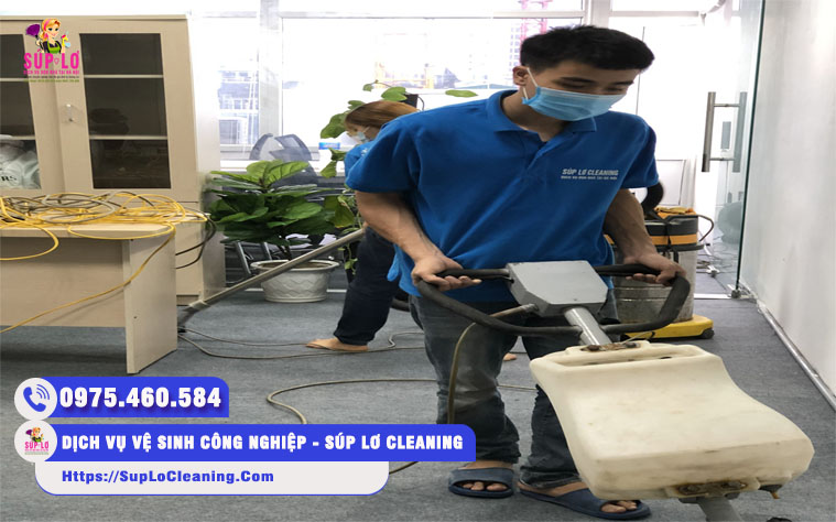Nhân viên Súp Lơ Cleaning đang giặt thảm tại nhà khách hàng