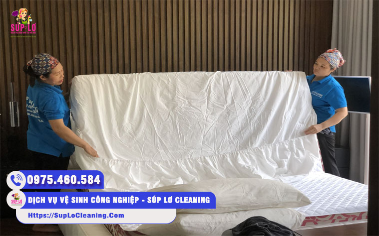 Nhân viên Súp Lơ Cleaning đang thay ga giường  tại nhà khách hàng