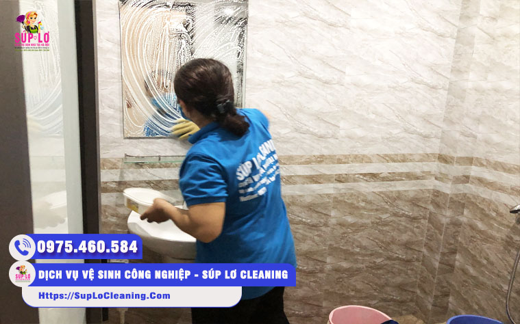 Nhân viên Súp Lơ Cleaning đang làm sạch nhà tắm cho khách hàng đón tết