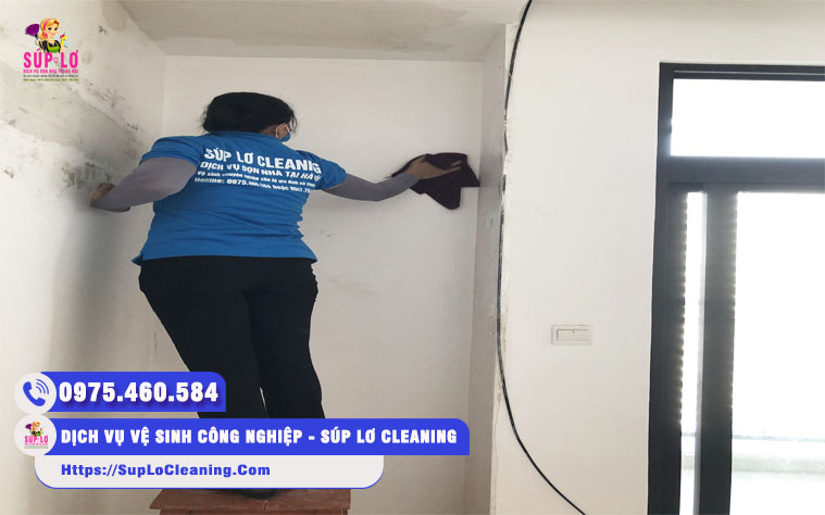 Nhân viên Súp Lơ Cleaning đang vệ sinh trần nhà, góc tường cho nhà khách hàng đón tết