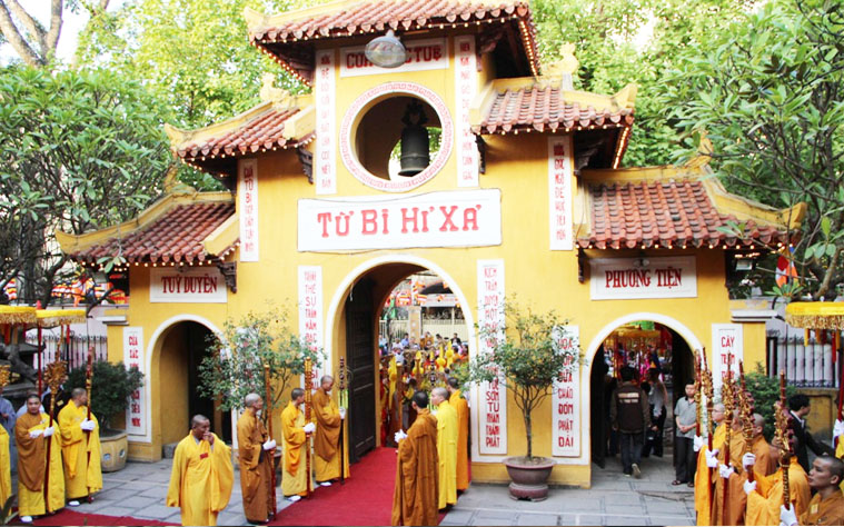 Phật tử khi ra vào chùa nên đi vào cửa bên phải và ra cửa bên trái
