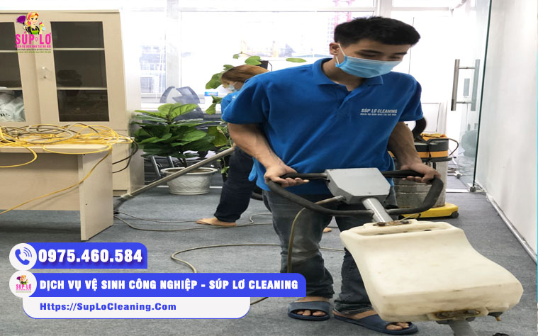 Nhân viên Súp Lơ Cleaning đang vệ sinh thảm bằng máy giặt thảm và hóa chất chuyên dụng