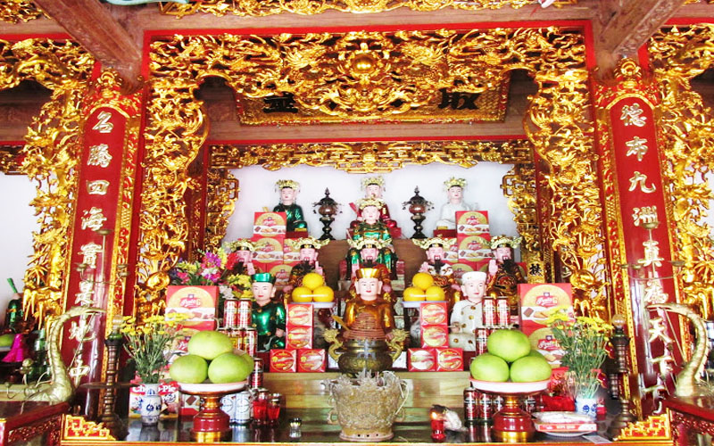 Ban Tam Tòa Thánh Mẫu trong chùa có bài văn khấn cho Phật tử khi đi chùa