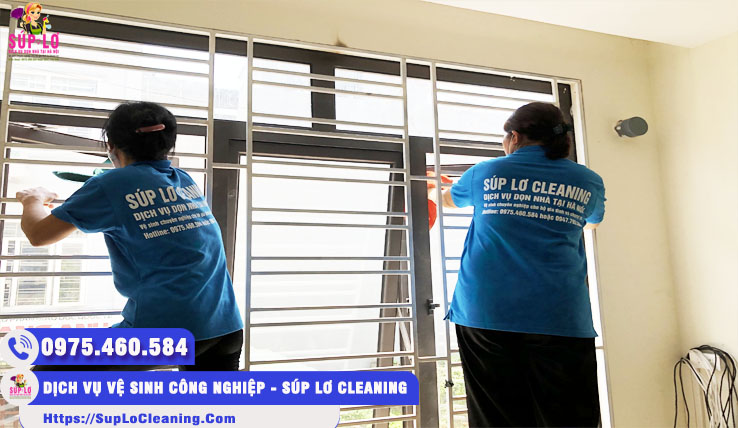 Nhân viên Súp Lơ Cleaning đang vệ sinh cửa sổ tại nhà khách hàng