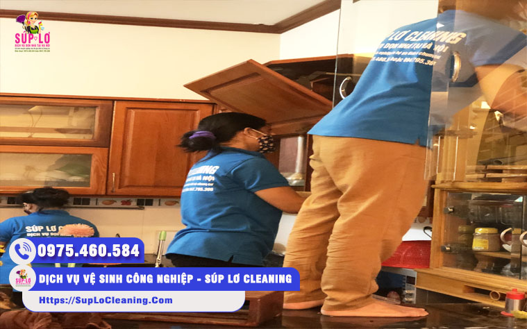Nhân viên Súp Lơ Cleaning đang làm sạch đồ gỗ và nhà cửa cho khách hàng