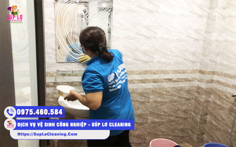Nhân viên Súp Lơ Cleaning đang vệ sinh nhà tắm tại nhà khách hàng