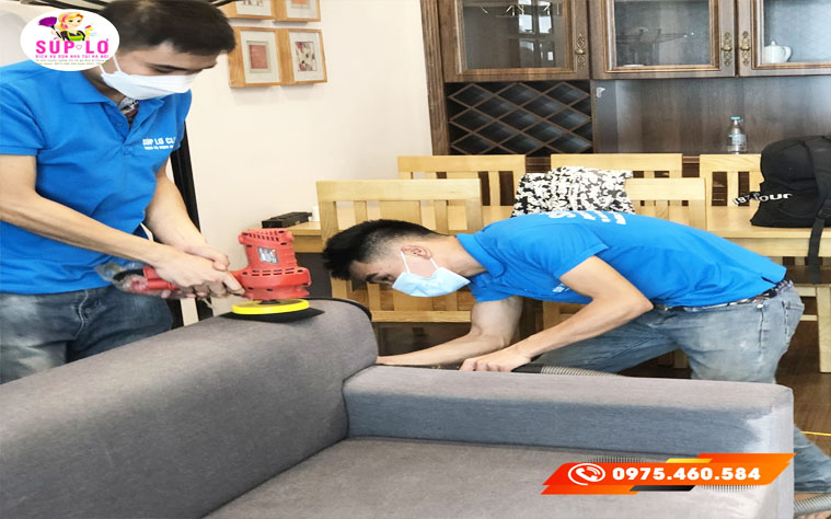 Nhân viên Súp Lơ Cleaning đang giặt ghế sofa tại nhà khách hàng