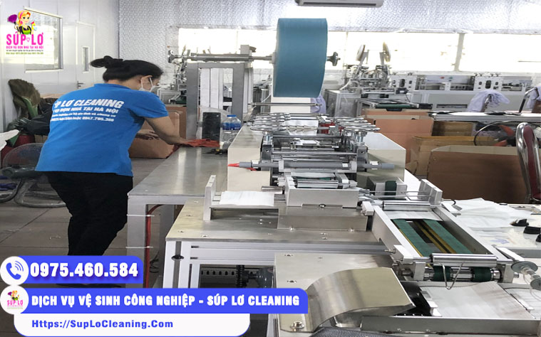 Nhân viên Công ty Súp Lơ Cleaning đang làm sạch tại xưởng sản xuất của khách hàng quận Hà Đông