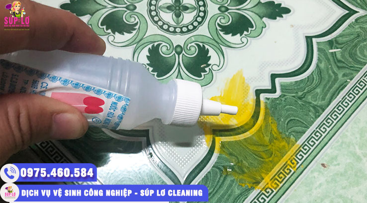 Sử dụng nước rửa sơn móng tay ( có aceton) tẩy rửa sơn tốt nhưng rất tốn chi phí