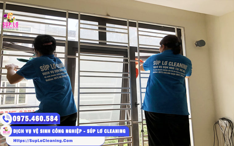 Nhân viên Súp Lơ Cleaning đang làm sạch khe cửa sổ tại nhà khách hàng