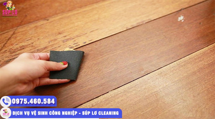 Dùng giấy nhám để tẩy sơn nền nhà, tránh trà mạnh vì lỡ bị trầy xước sàn nhà