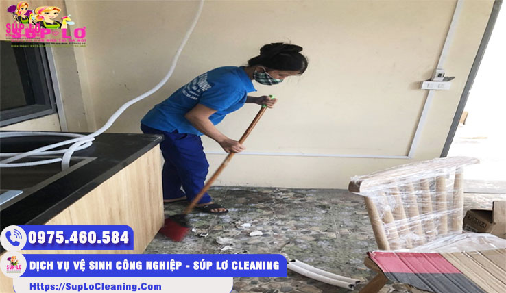Nhân viên công ty Súp Lơ Cleaning đang vệ sinh nhà mới xây