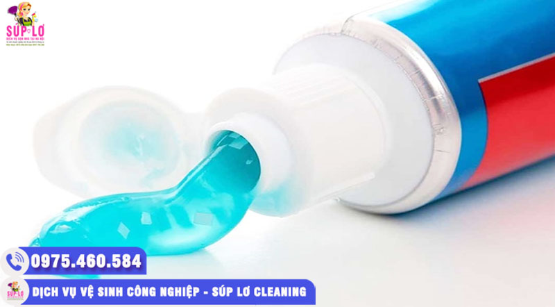 Dùng kem đánh răng khử mùi khai nước tiểu khá đơn giản và hiệu quả