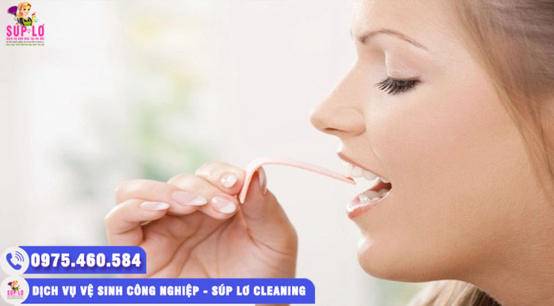 Cách khử mùi mắm tôm trên miệng bằng nhai kẹo cao su hoặc dùng nước xịt miệng