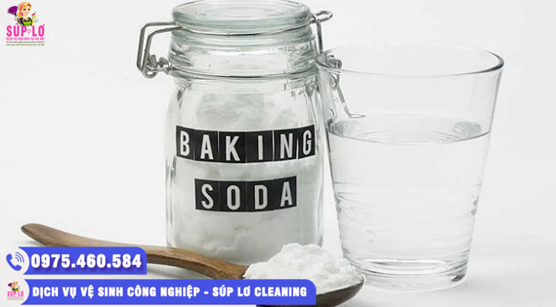 Dùng banking soda để loại bỏ vết bẩn trên cốc thủy tinh