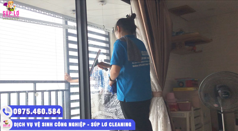 Nhân viên Súp Lơ Cleaning đang vệ sinh kính trong tại nhà khách hàng