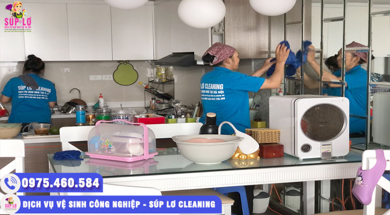 Nhân viên Súp Lơ Cleaning đang vệ sinh công nghiệp khu vực bếp tại quận Đống Đa