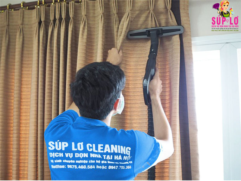 Nhân viên Súp Lơ Cleaning đang giặt rèm tại nhà khách hàng quận Cầu Giấy