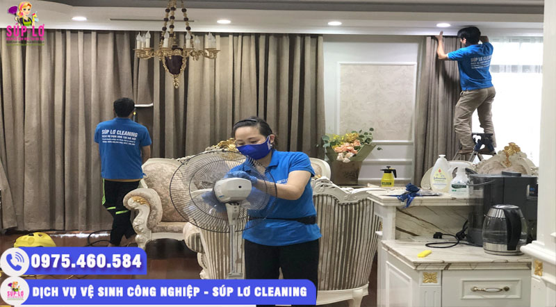 Nhân viên Súp Lơ đang vệ sinh nội thất tại nhà khách hàng 