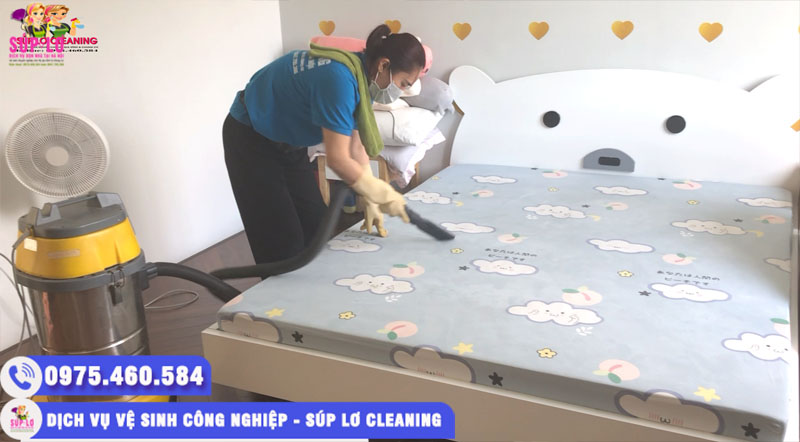 Nhân viên Súp Lơ Cleaning đang giặt đệm tại nhà khách hàng quận Đống Đa