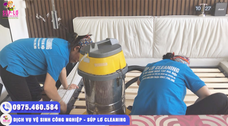 Nhân viên Súp Lơ Cleaning đang vệ sinh tại nhà khách hàng Hà Nội