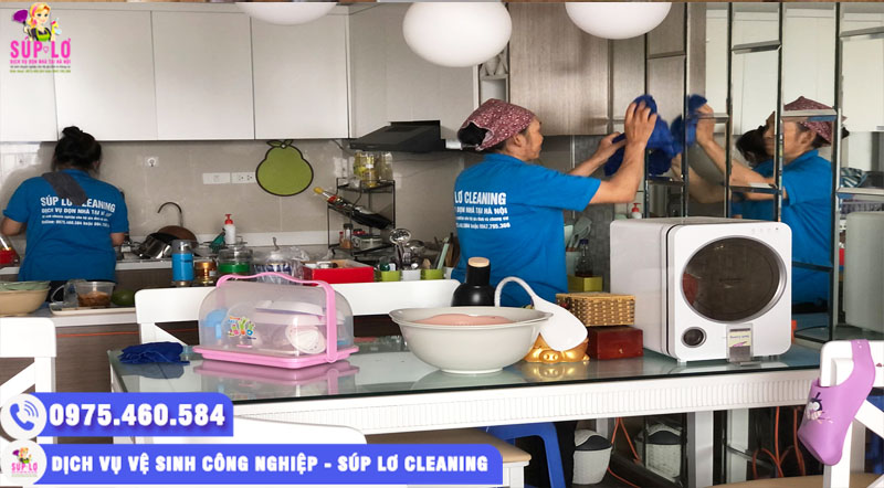 Đội ngũ nhân viên Súp Lơ Cleaning chuyên nghiệp, tỉ mỉ khi làm sạch nhà bếp cho khách hàng