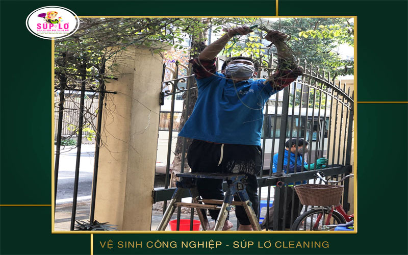 Nhân viên Súp Lơ Cleaning đang vệ sinh nhà khách hàng tại Cống Vị