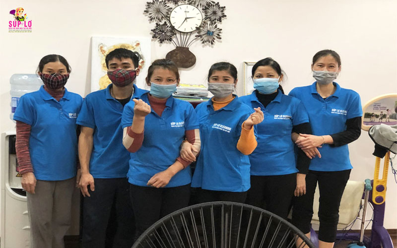 Đội ngũ nhân viên Súp Lơ Cleaning vệ sinh nhà tại Cát Linh
