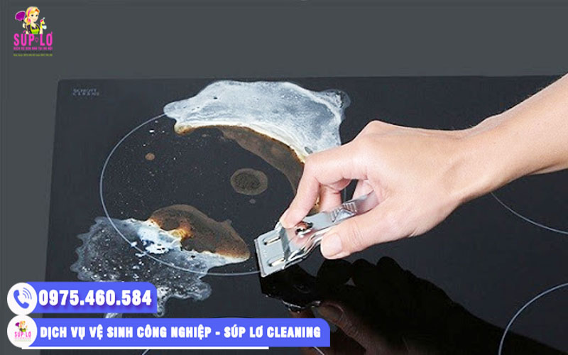 Dùng dao vệ sinh chuyên dụng để loại bỏ vết bẩn cứng đầu trên bếp điện từ