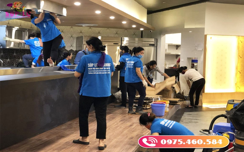 Nhân viên Súp Lơ Cleaning đang vệ sinh nhà hàng tại Hà Đông