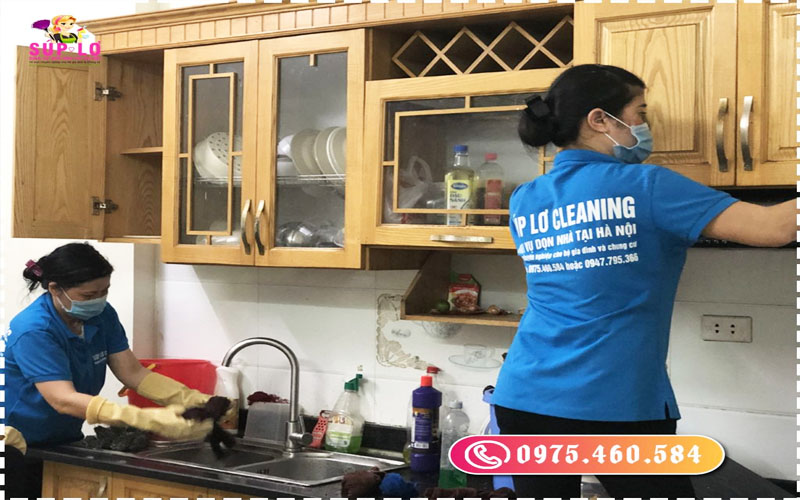 Nhân viên Súp Lơ Cleaning vệ sinh khu vực bếp tại Hoàng Mai
