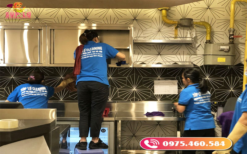 Nhân viên Súp Lơ đang vệ sinh nhà hàng tại Giáp Bát