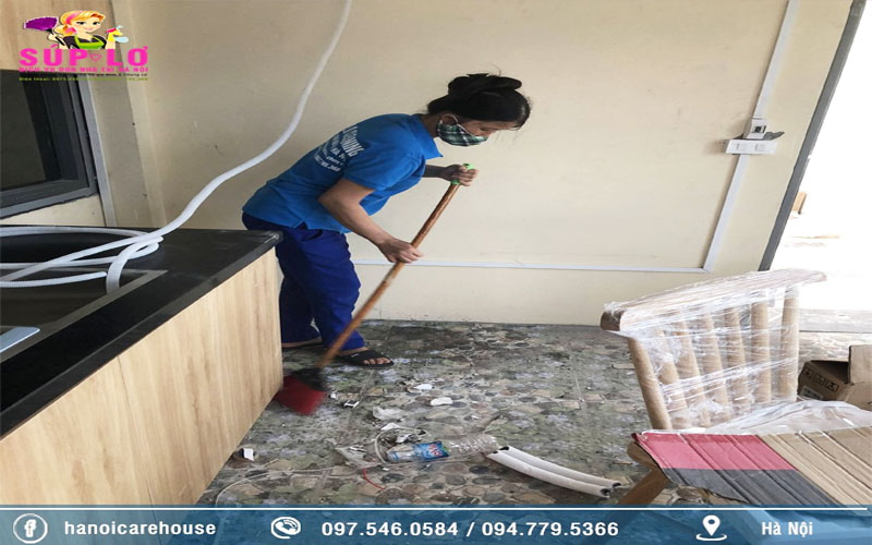 Nhân viên Súp Lơ Cleaning đang vệ sinh nhà mới xây