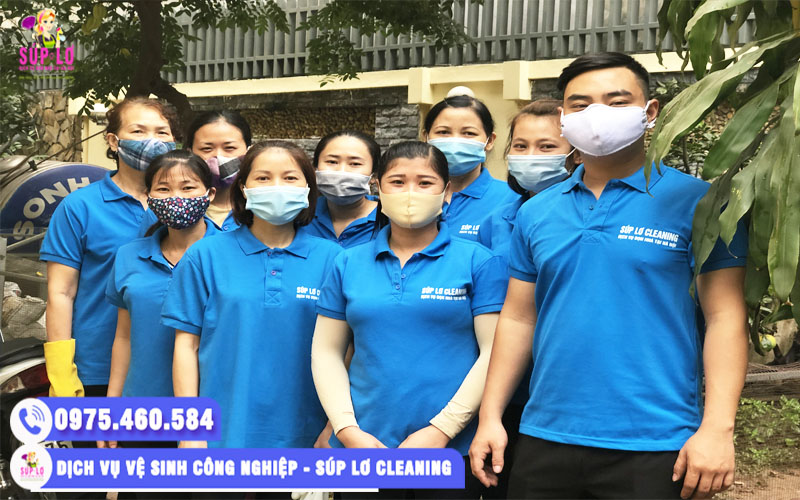 Đội ngũ nhân viên giặt thảm tại quận Thanh Xuân của Súp Lơ Cleaning tận tâm, chuyên nghiệp