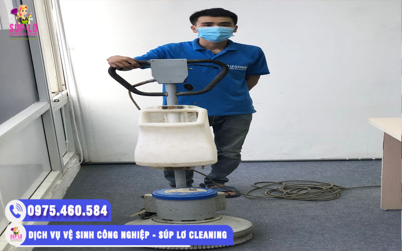 Nhân viên Súp Lơ Cleaning dùng hoá chất làm sạch và máy móc chuyên dụng để làm sạch thảm